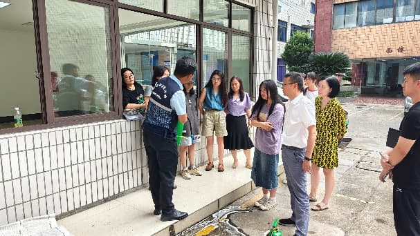 一群人站在建筑外面

描述已自動(dòng)生成