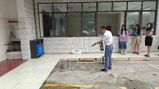 小孩們在街道上

中度可信度描述已自動(dòng)生成