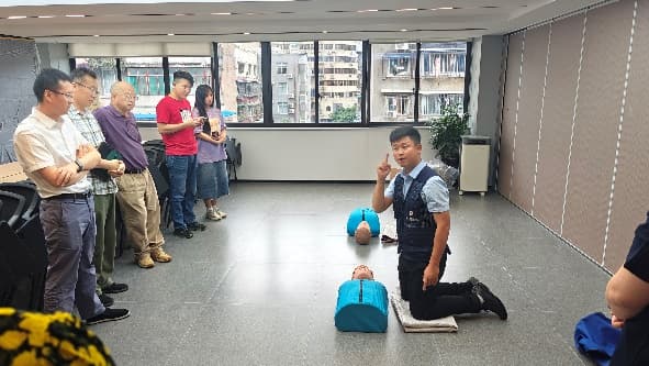 一群人在房間里

低可信度描述已自動(dòng)生成